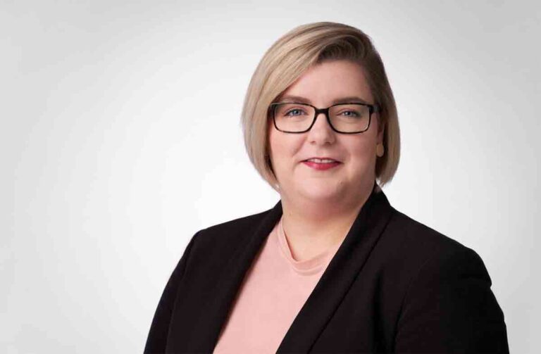 Julia-Meinekat-klein-scale