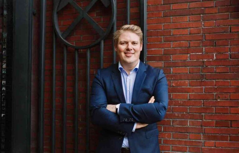 Tim-Pfenner-klein-scale